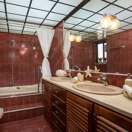 Elegant Spacious Apartment In Rhodes With Balcony